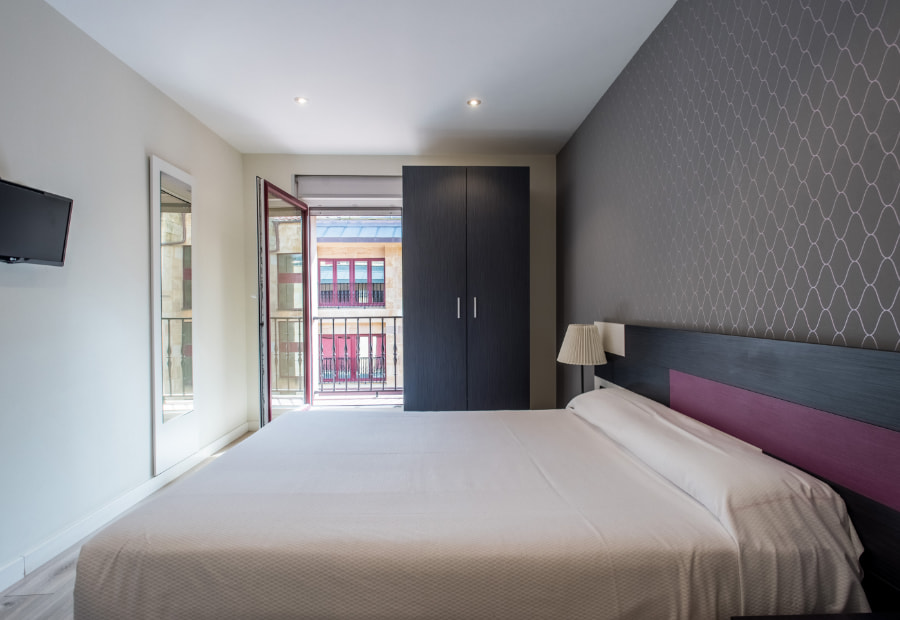 Apartamento 1 dormitorio 2 Habitación con cama doble y salida al balcón