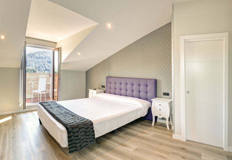 Apartamentos 2 dormitorios 1 Estancia con cama doble y terraza exterior con balcón