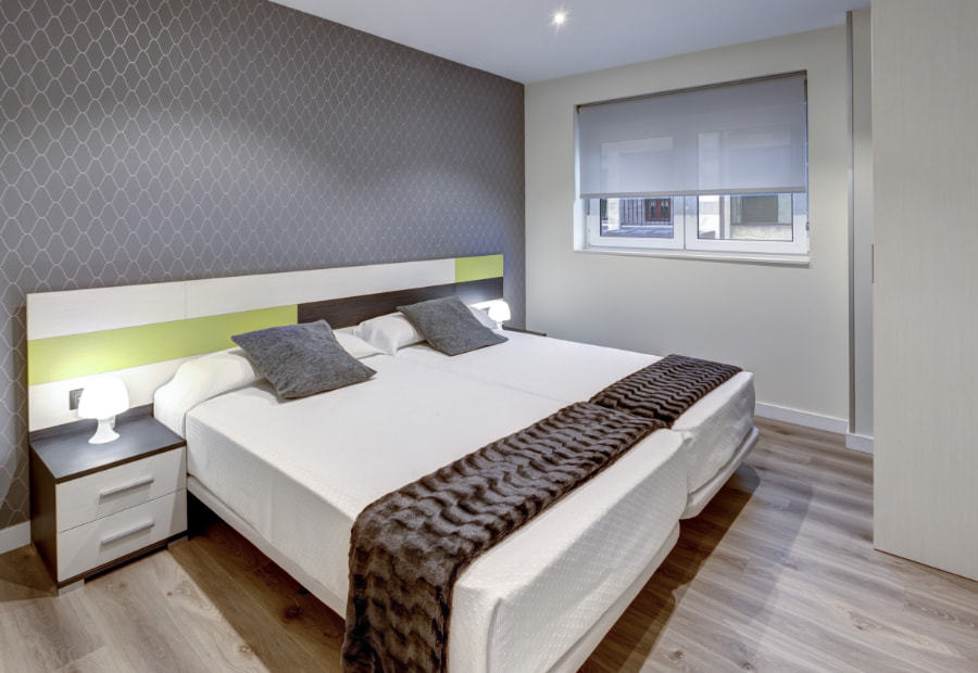 Apartamentos 2 dormitorios 2 Habitación con cama doble y ventana con vistas al exterior