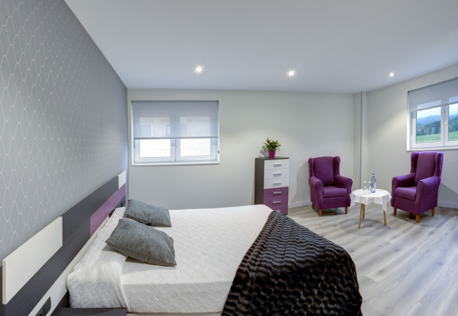 Apartamentos 2 dormitorios 4 Habitación con cama doble y ventanas al exterior