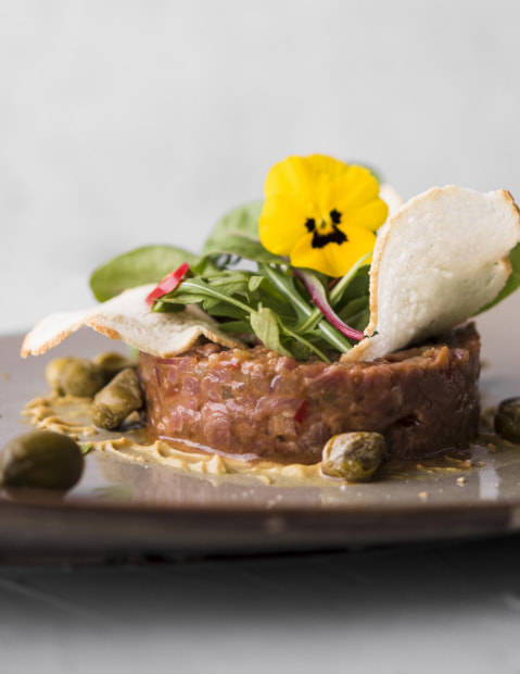 Hotel Spa Villa Pasiega Plato elaborado con cuidadosa decoración