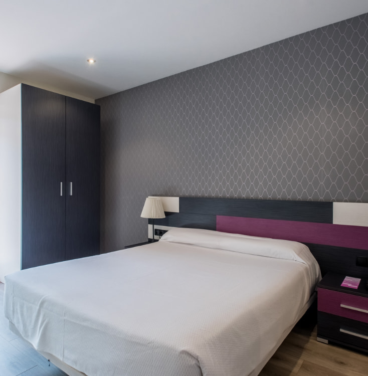 apartamentos la albarca Estancia con cama doble totalmente equipada