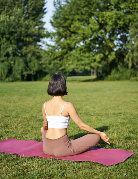 Eventos en Cantabria Mujer haciendo yoga en medio de una pradera verde