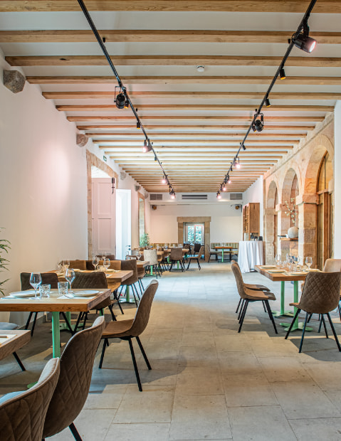 grupo los pasiegos Image of the dining room of the El Almacén restaurant in Hoznayo