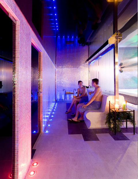 hotel pasiegos Couple in the spa having a drink