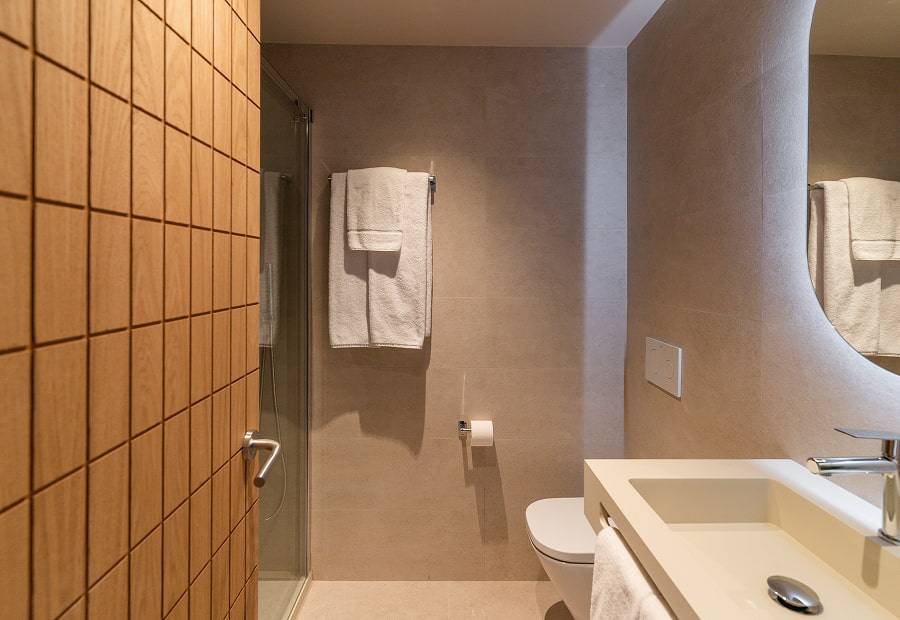 Bathroom with washbasin and shower Bathroom with washbasin, shower, amenities and towels