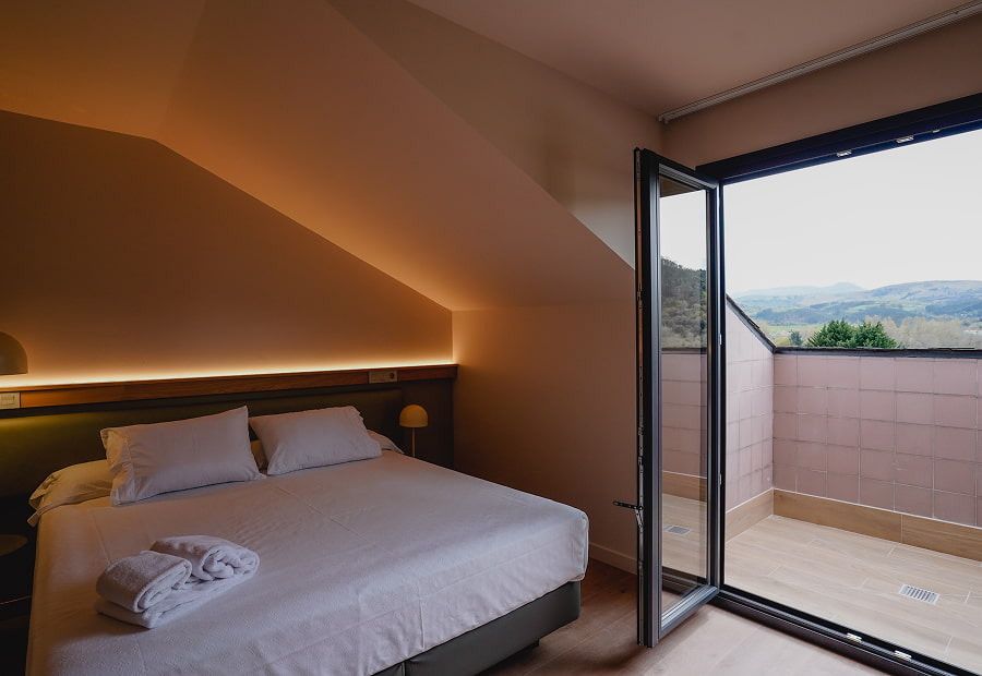 Superior double room with balcony Superior double room with king-size bed and balcony with mountain views