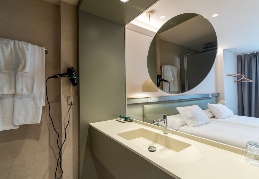 Bathroom in double room 2 Double room bathroom with washbasin and amenities
