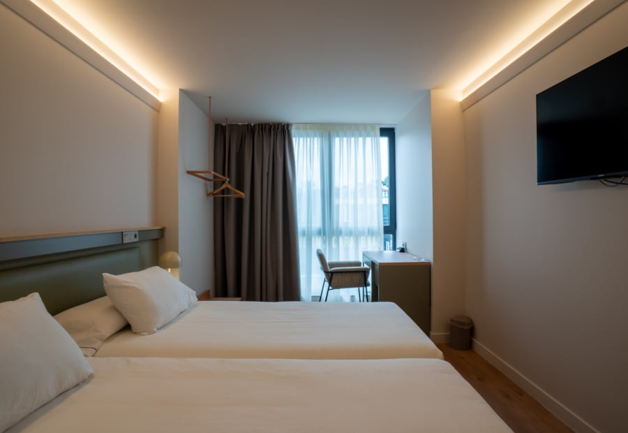 Double room with front view Double room with desk and television