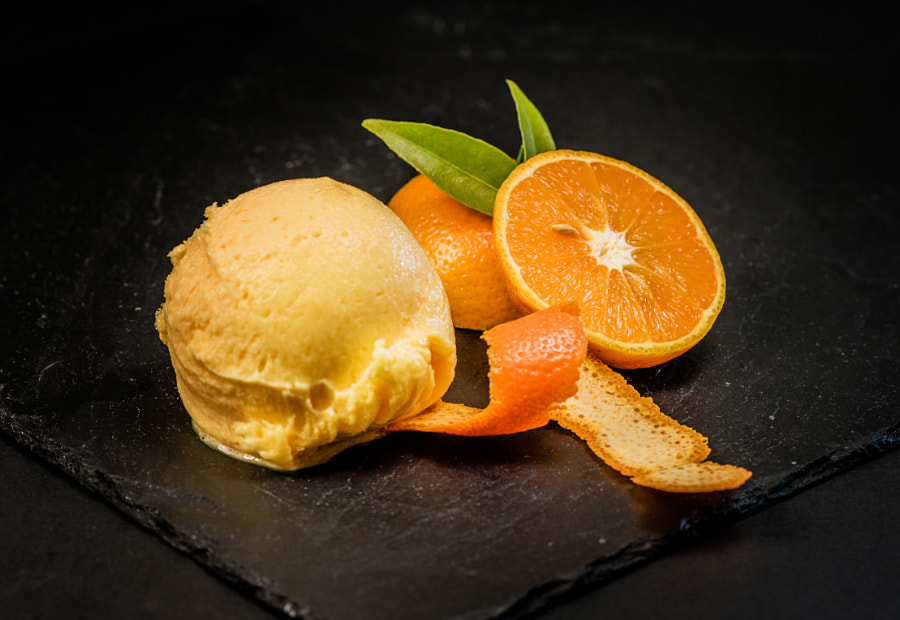 restaurantes en hoznayo Dessert plate with ice cream and orange slices