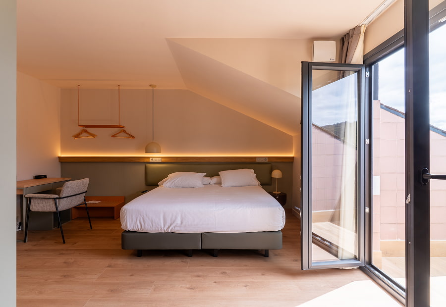 Habitación triple superior con cama King size 2 Habitación triple superior con cama King size, escritorio, balcón y lámparas de diseño