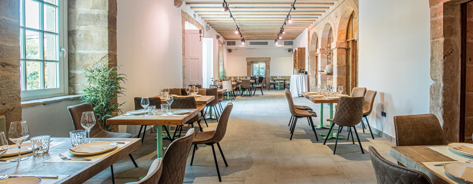 Restaurants in hoznayo Spacious dining room fully decorated