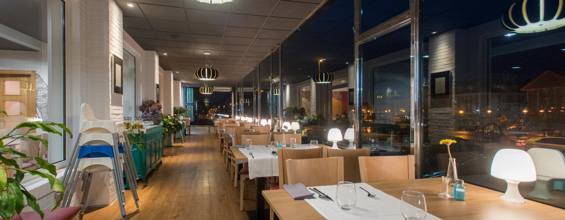 restaurants in Hozanyo Dining room with views to the outside