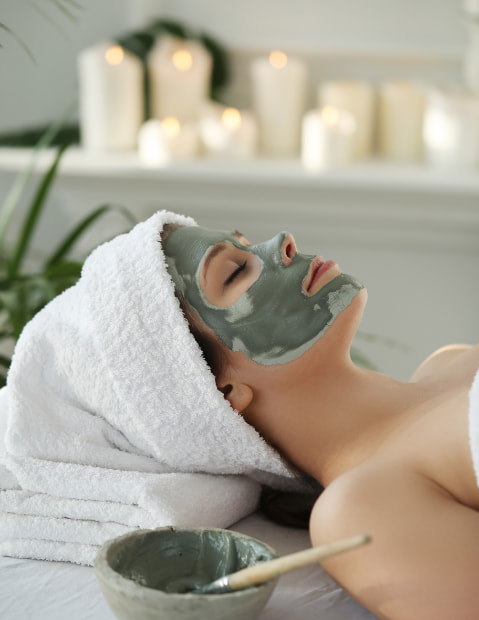 spa villa pasiega Mujer recibiendo un tratamiento facial con mascarilla