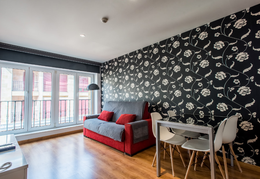 Apartamento 1 dormitorio 6 Salón con sofá y mesa recibidor