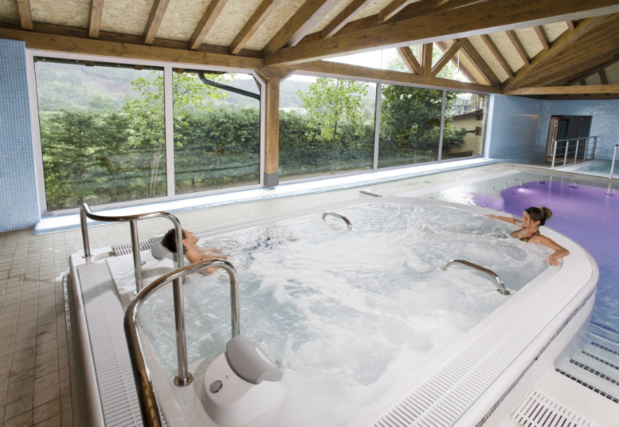 Apartamentos Spa Villa Pasiega Familia divirtiéndose en la piscina del spa