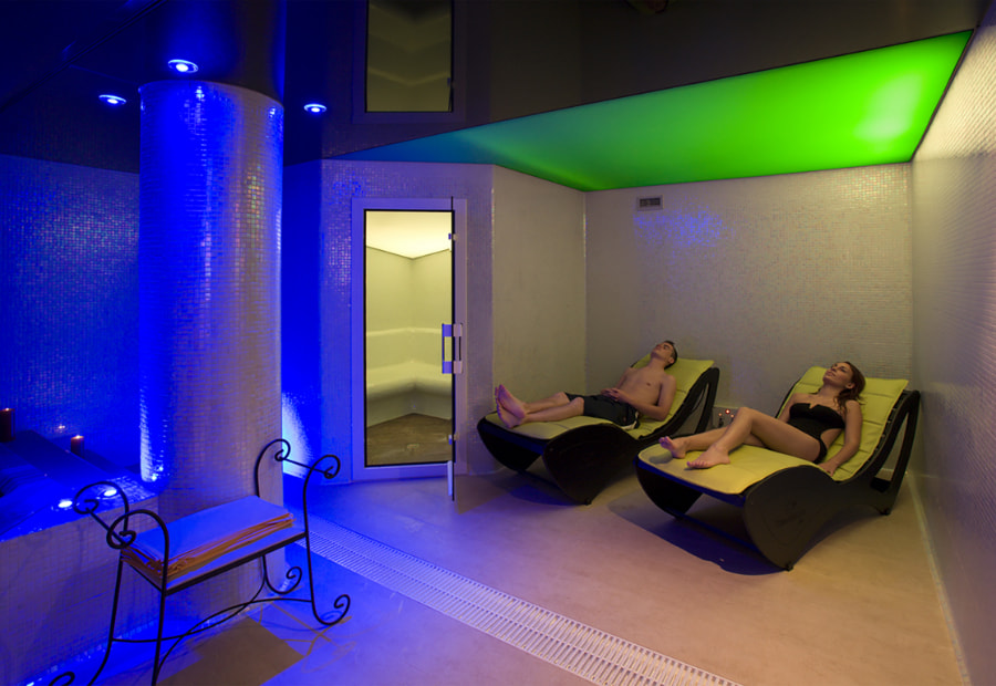 hotel spa villa pasiega Mujer bajo una casca de agua del spa