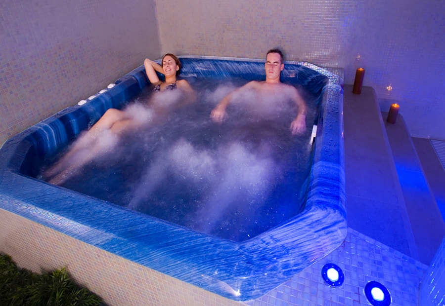 hotel spa villa pasiega Mujer bajo una casca de agua del spa