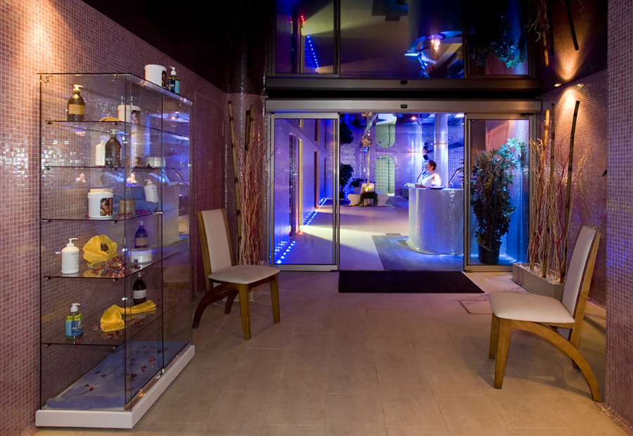 hotel spa villa pasiega Mujer bajo una casca de agua del spa