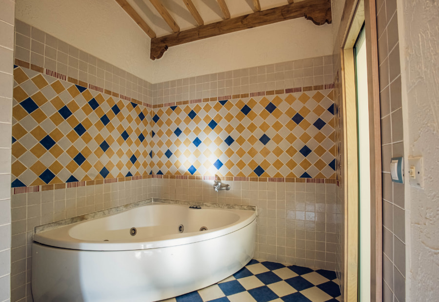 Deluxe Room 8 Whirlpool bath