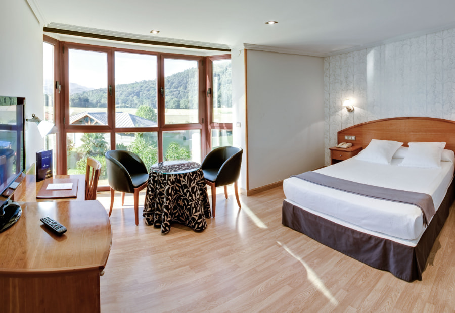 Habitación doble 2 Room with living room and exterior views