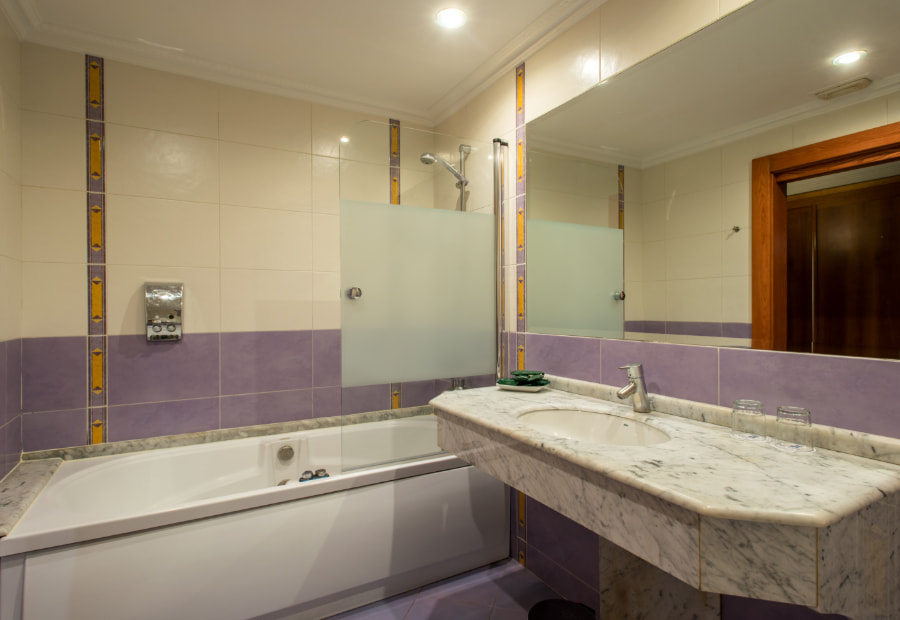 Habitación doble 5 Fully equipped bathroom with bathtub