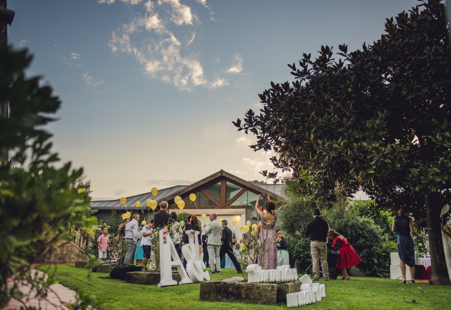 Bodas en Cantabria People gathered in a garden decorated with balloons