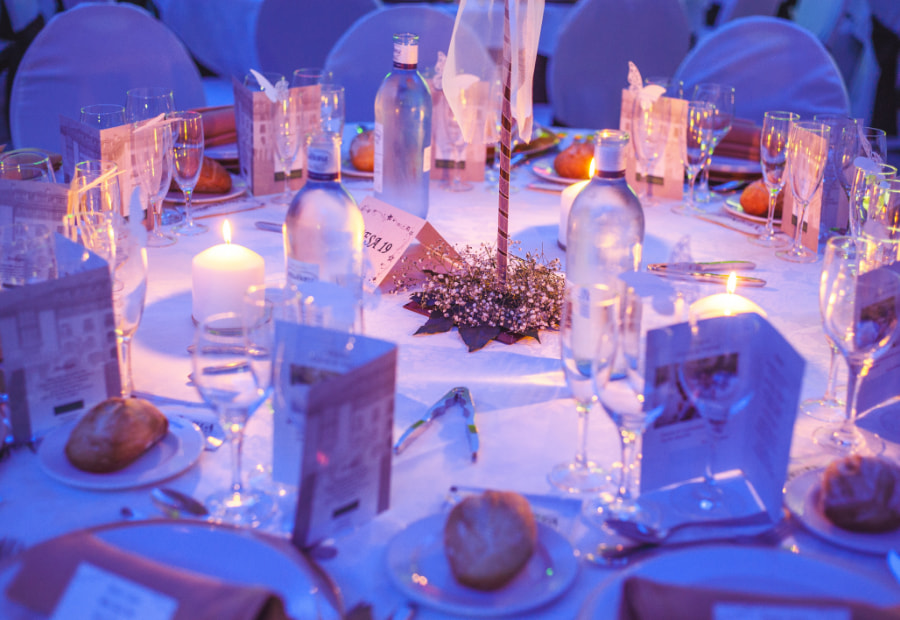 Eventos en Cantabria People gathered together talking and taking pictures in a decorated garden.