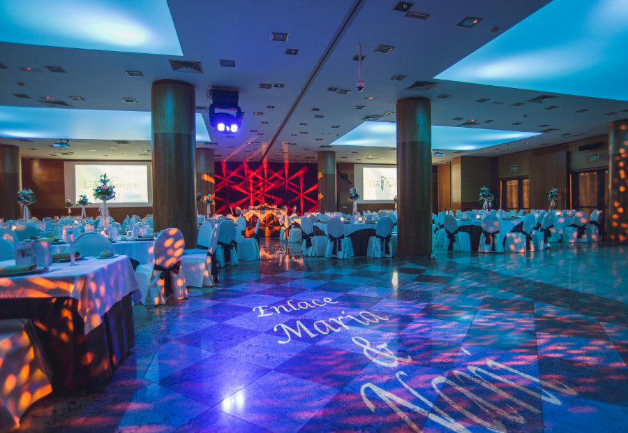 Eventos en Cantabria People gathered together talking and taking pictures in a decorated garden.