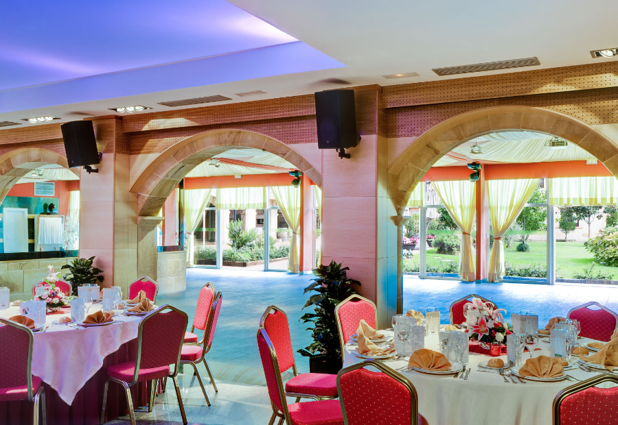 Eventos en Cantabria People gathered together talking and taking pictures in a decorated garden.