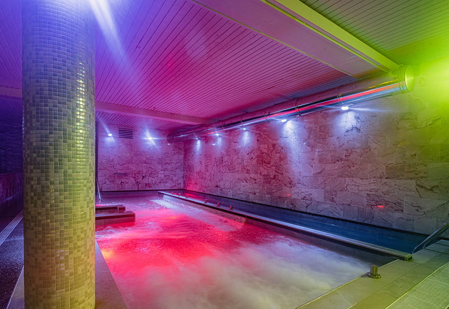 Piscina con chorros con luces Villa Pasiega