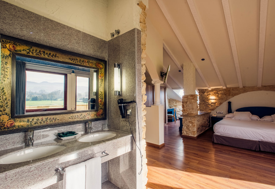 Suite Superior 3 Spacious room with bathroom, double bed and dining area.