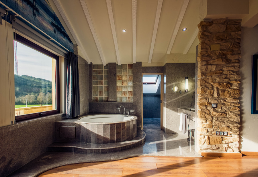 Suite Superior 4 Fully equipped bathroom with hydromassage bathtub