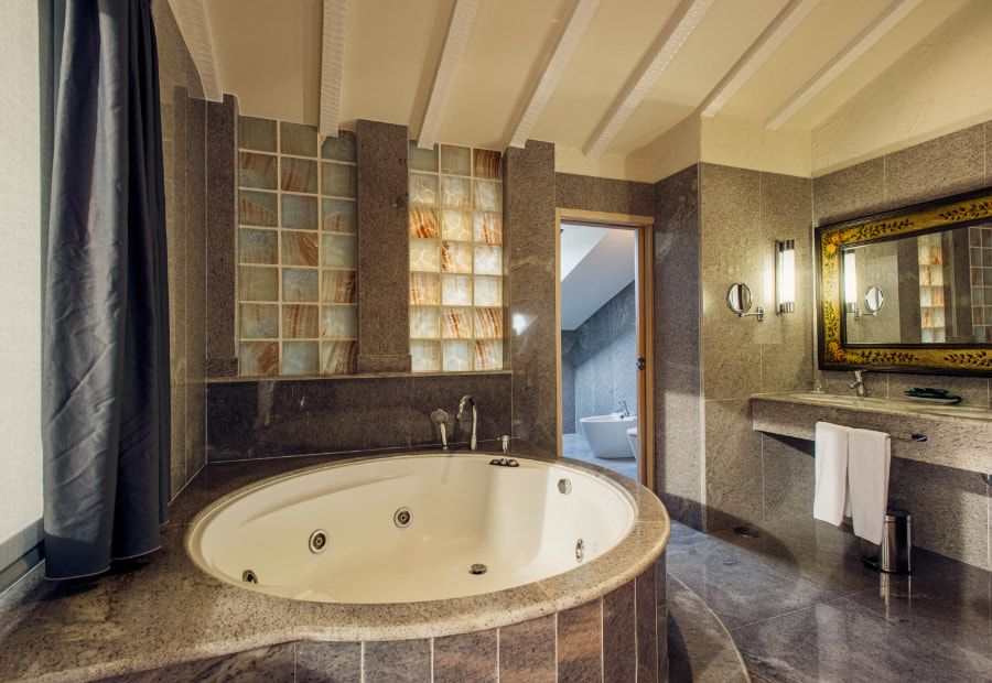 Suite Superior 5 Hydromassage bath with toilet