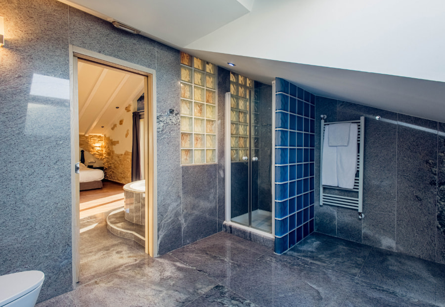 Suite Superior 7 Fully equipped bathroom with shower