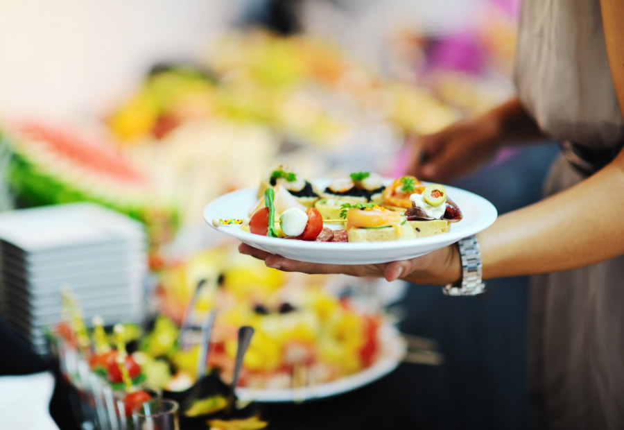 Hotel Spa Villa Pasiega Person holding a plate of food at an open buffet